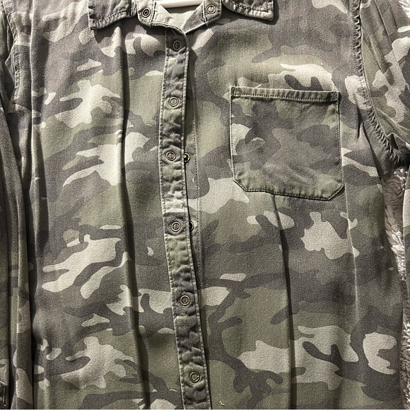 Time & Tru Women's Camouflage Button-Down - Picture 4 of 5